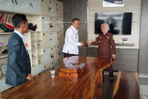 Bupati Sampang hadir di Kejaksaan Negeri Sampang untuk pemeriksaan dugaan pajak BLUD RSUD dr. Mohammad Zyn