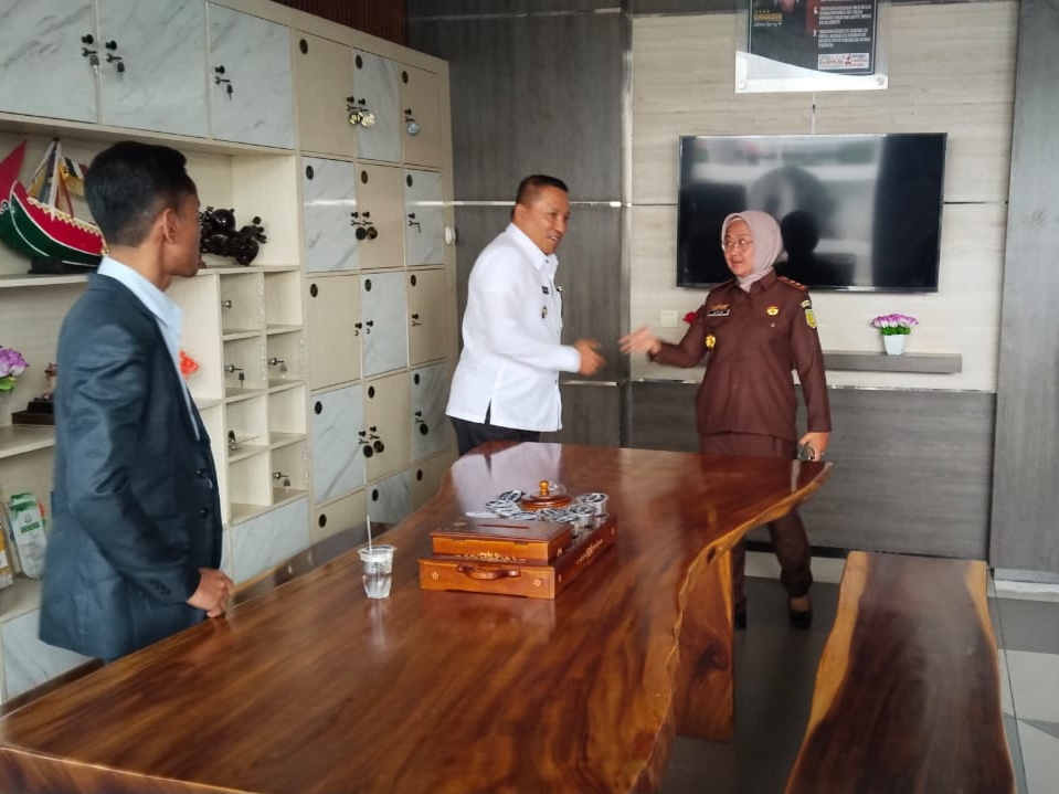 Bupati Sampang hadir di Kejaksaan Negeri Sampang untuk pemeriksaan dugaan pajak BLUD RSUD dr. Mohammad Zyn