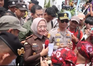 Aksi GAIB di depan Kantor Kejaksaan Negeri Sampang menuntut penuntasan dugaan penggelapan pajak BLUD RSUD dr. Mohammad Zyn