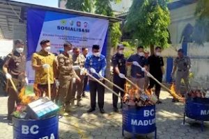 Pemusnahan barang bukti rokok ilegal oleh Pemkab Sampang bersama Bea Cukai Madura hasil penindakan tahun 2025