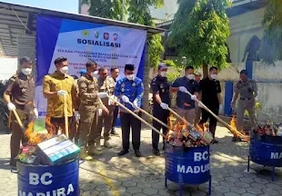 Pemusnahan barang bukti rokok ilegal oleh Pemkab Sampang bersama Bea Cukai Madura hasil penindakan tahun 2025