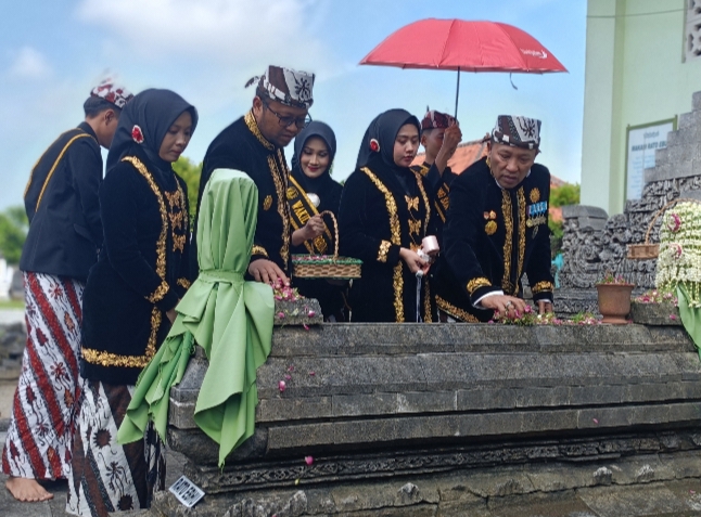 Bupati Sampang H. Slamet Junaidi dan jajaran Forkopimda melakukan ziarah ke Makam Rato Ebhu