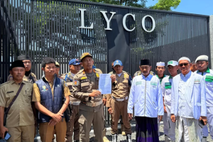 Petugas Satpol PP Sampang bersama tokoh masyarakat saat melakukan penyegelan Lyco Cafe di Jalan Syamsul Arifin, Kelurahan Polagan.