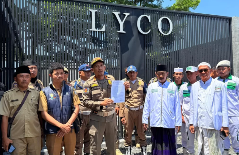 Petugas Satpol PP Sampang bersama tokoh masyarakat saat melakukan penyegelan Lyco Cafe di Jalan Syamsul Arifin, Kelurahan Polagan.