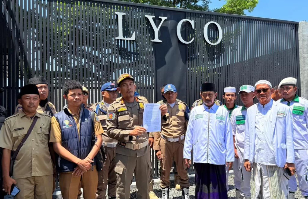Petugas Satpol PP Sampang bersama tokoh masyarakat saat melakukan penyegelan Lyco Cafe di Jalan Syamsul Arifin, Kelurahan Polagan.