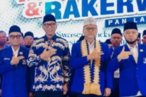 Pelantikan DPW PAN Lampung 2025–2030 di Bandar Lampung, Zulkifli Hasan bersama pengurus PAN mengenakan seragam biru di atas panggung