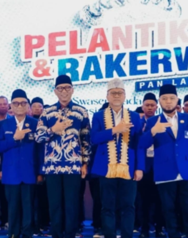 Pelantikan DPW PAN Lampung 2025–2030 di Bandar Lampung, Zulkifli Hasan bersama pengurus PAN mengenakan seragam biru di atas panggung