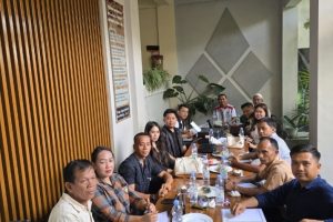 Pengurus DPD PSI Way Kanan bersama pengurus DPC dan kader mengikuti rapat koordinasi penguatan struktur organisasi di Bobbsky Town Cafe, Way Kanan, Lampung.