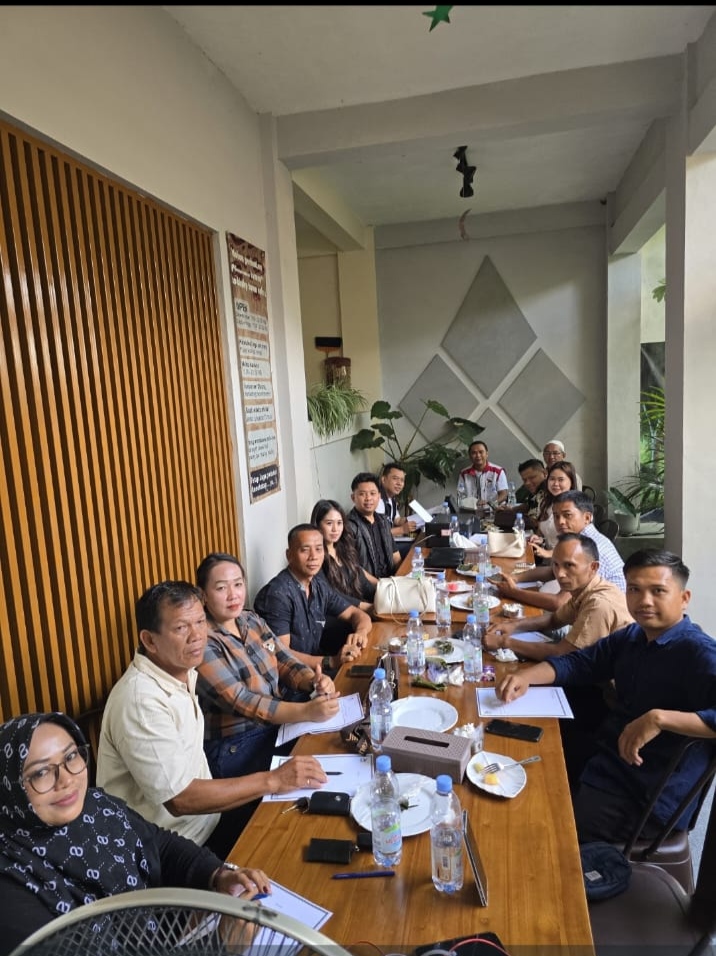 Pengurus DPD PSI Way Kanan bersama pengurus DPC dan kader mengikuti rapat koordinasi penguatan struktur organisasi di Bobbsky Town Cafe, Way Kanan, Lampung.