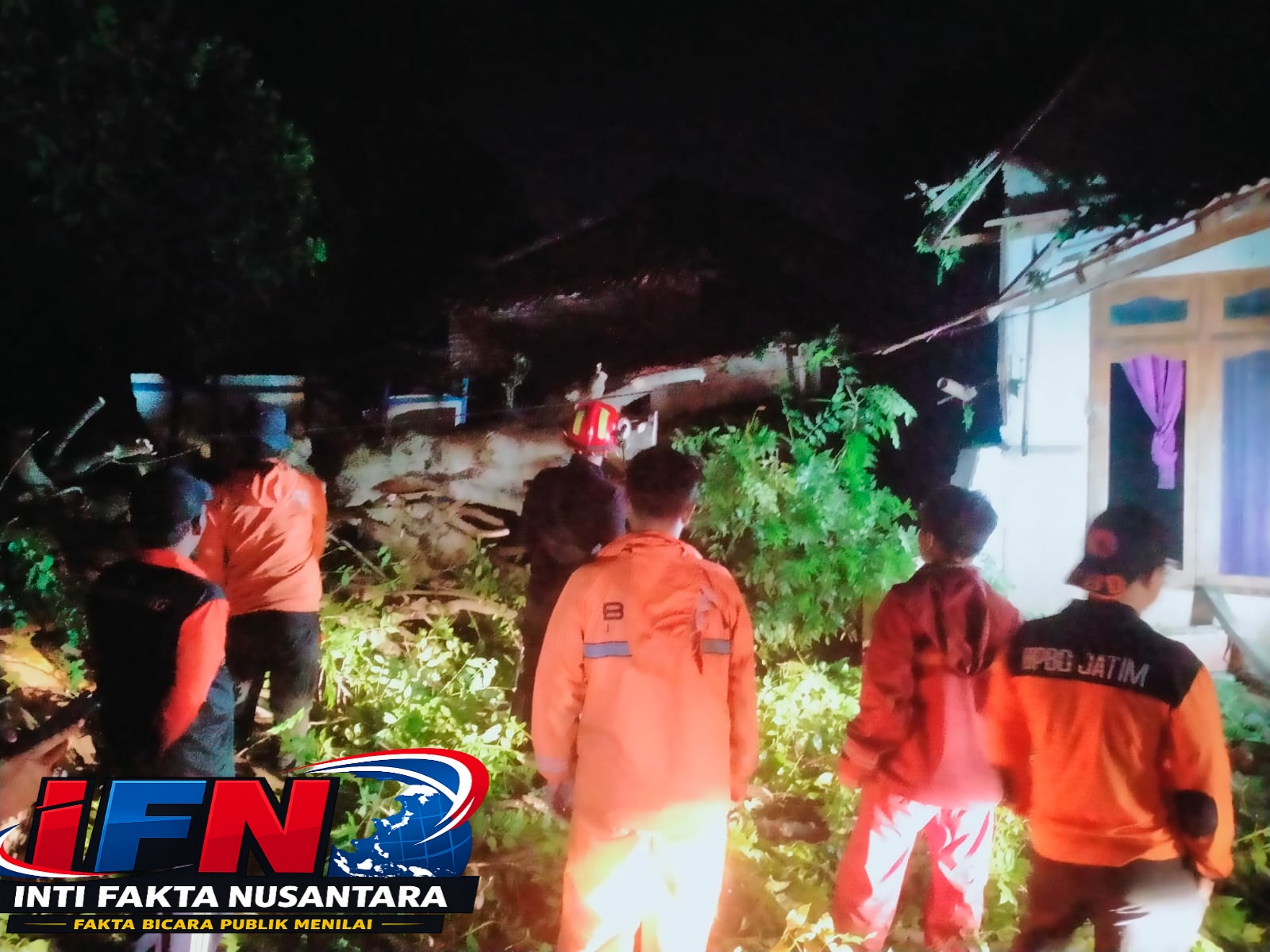 Bencana angin kencang di Kecamatan Camplong Kabupaten Sampang menyebabkan puluhan pohon tumbang dan satu warga meninggal dunia