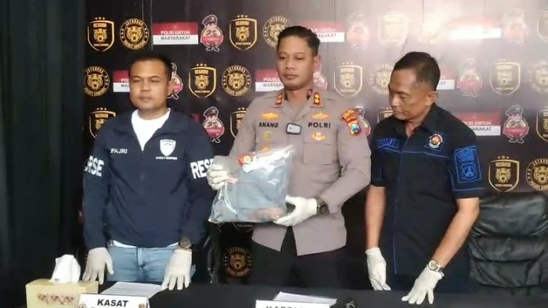 Kapolres Sampang menunjukkan barang bukti perkara dugaan kekerasan seksual terhadap anak di Camplong