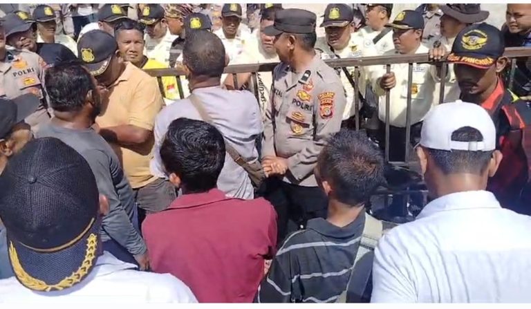 Aparat keamanan mengawal aksi damai buruh dan masyarakat di depan kantor PT Nafasindo Aceh Singkil