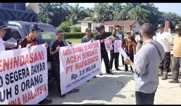 Masyarakat dan mantan karyawan PT Nafasindo melakukan aksi damai menuntut hak pekerja di Aceh Singkil
