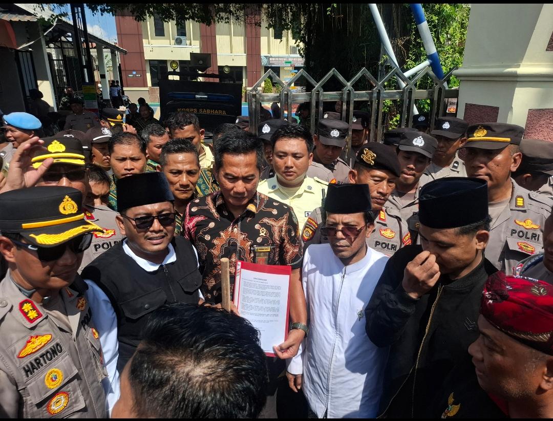 Ratusan santri dan alumni pesantren menggelar aksi di PN Sampang