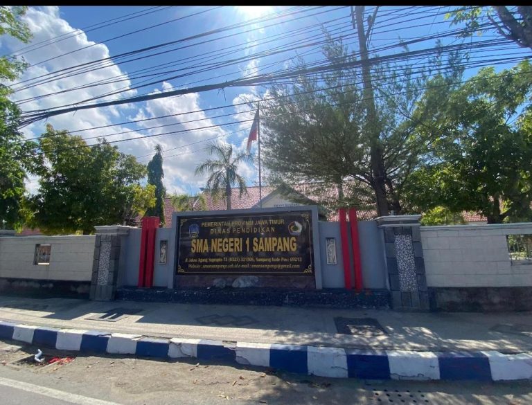 Papan nama SMA Negeri 1 Sampang di Jalan Jaksa Agung Suprapto Kabupaten Sampang Jawa Timur