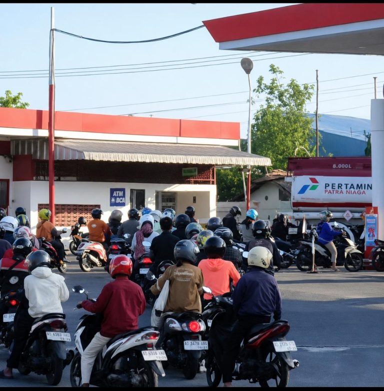 Antrean kendaraan roda dua di SPBU Sampang akibat meningkatnya pengguna Pertalite setelah kenaikan harga BBM non-subsidi