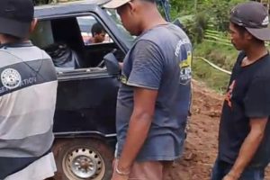 Mobil pikap pengangkut barang terjebak lumpur di jalan Dusun Tanjung Aman Kecamatan Rebang Tangkas Kabupaten Way Kanan