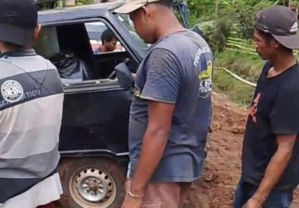 Mobil pikap pengangkut barang terjebak lumpur di jalan Dusun Tanjung Aman Kecamatan Rebang Tangkas Kabupaten Way Kanan