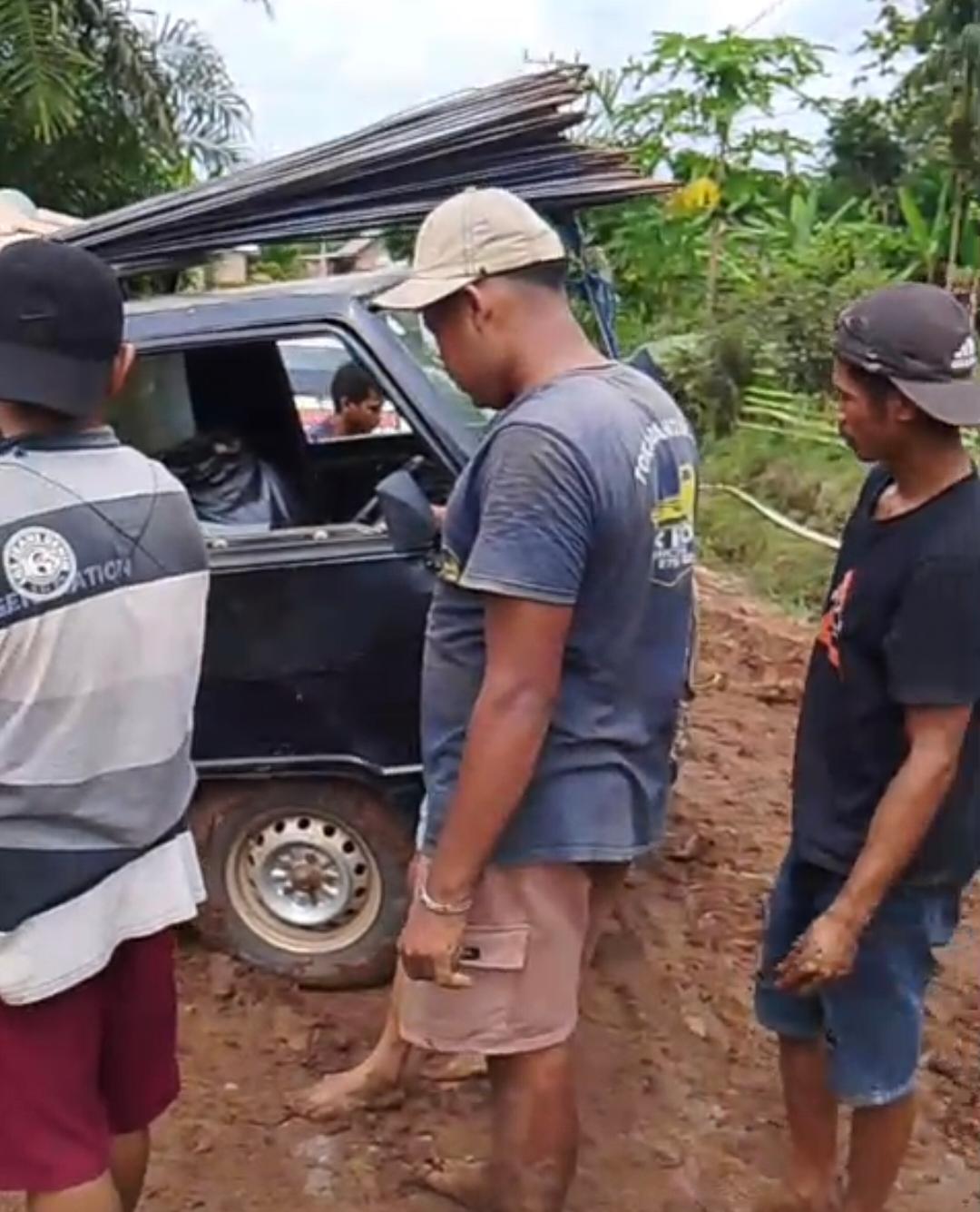 Mobil pikap pengangkut barang terjebak lumpur di jalan Dusun Tanjung Aman Kecamatan Rebang Tangkas Kabupaten Way Kanan