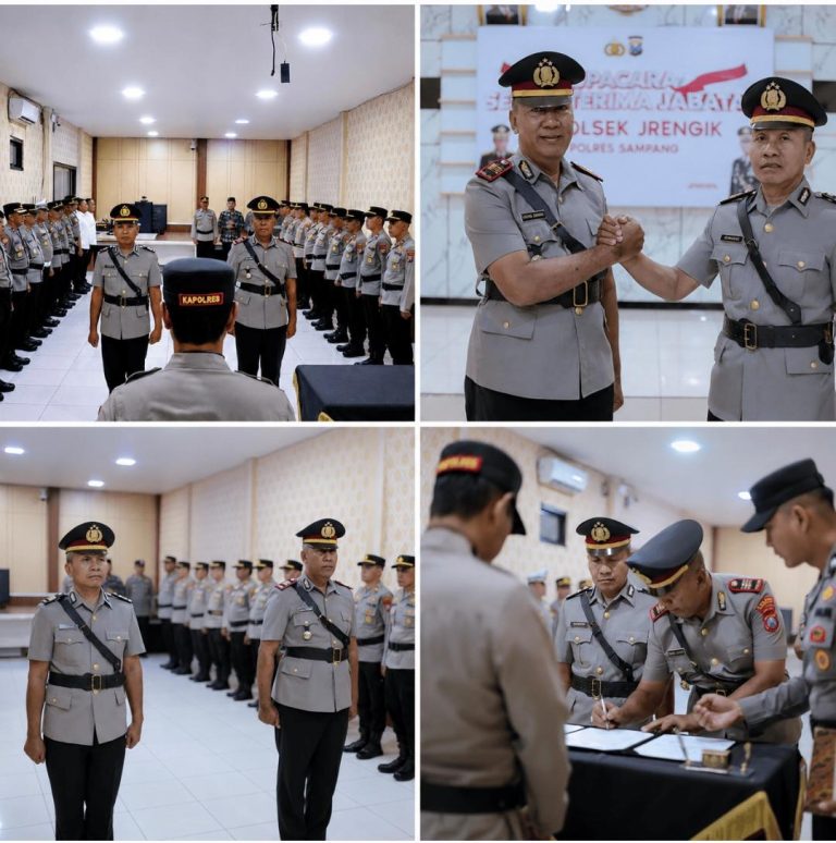 Suasana khidmat upacara serah terima jabatan (Sertijab) Kapolsek Jrengik yang dipimpin langsung oleh Kapolres Sampang AKBP Hartono di Aula Sanika Satyawada.