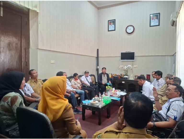 Audiensi Media Center Sampang bersama Bakesbangpol Kabupaten Sampang membahas pembinaan organisasi kemasyarakatan dan penguatan sinergi.