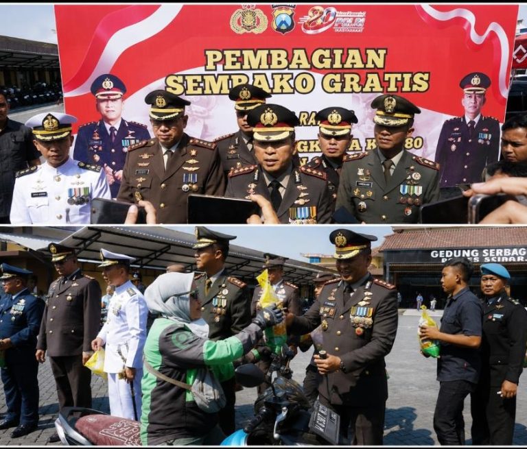 Kapolresta Sidoarjo bersama Forkopimda membagikan bantuan sosial tiga ton beras kepada masyarakat pada Hari Bhayangkara ke-80.