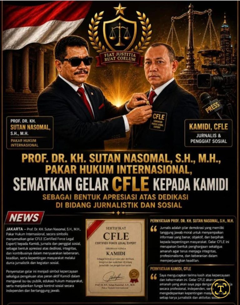 Prof. Dr. KH. Sutan Nasomal, S.H., M.H. secara simbolis menyematkan gelar CFLE kepada jurnalis dan penggiat sosial Kamidi di Jakarta.