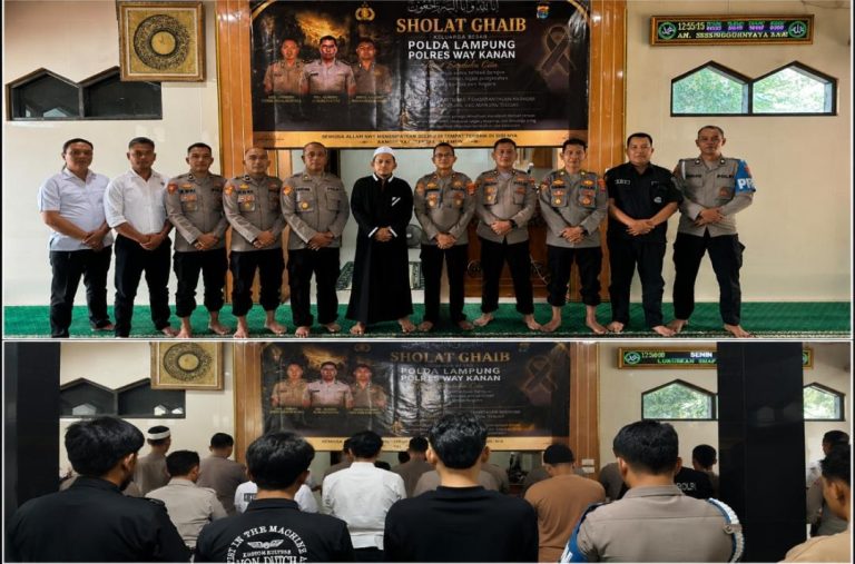 Personel Polres Way Kanan mengikuti salat gaib dan doa bersama untuk tiga anggota Polri yang gugur di Katingan.