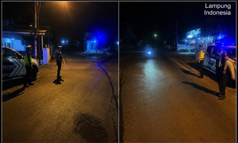 Personel Sat Lantas Polres Way Kanan melaksanakan Blue Light Patrol di Jalinteng Sumatera guna menjaga keamanan dan keselamatan lalu lintas.