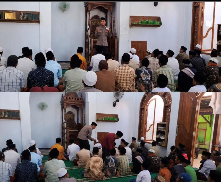 Satbinmas Polres Sampang menggelar Safari Jumat di Ponpes As-Salam Desa Banyumas Kabupaten Sampang.