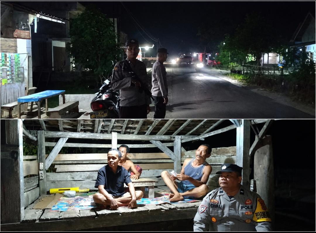Personel Polsek Bumi Agung menyambangi warga saat patroli malam dan pengecekan pos ronda di Kampung Sukamaju, Way Kanan.
