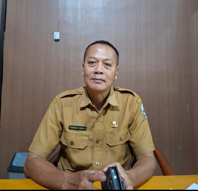 Sekretaris BPKAD Kabupaten Sampang Bambang Indra Basuki saat memberikan keterangan mengenai Hari Pajak Nasional dan kepatuhan pembayaran PBB-P2.
