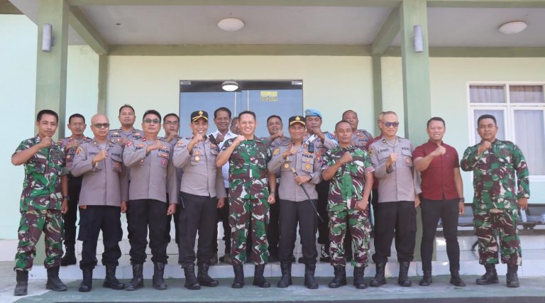 Kapolres Sampang AKBP Hartono bersama jajaran Polres Sampang melakukan silaturahmi ke Makodim 0828 Sampang untuk memperkuat sinergi TNI-Polri.