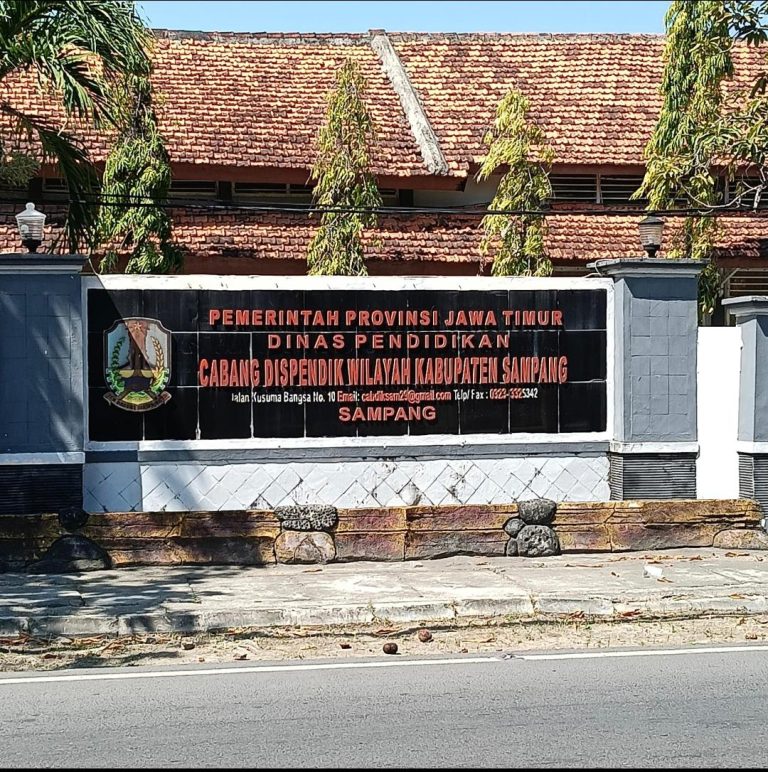 Mas'udi Hadiwijaya, S.Pd., M.Pd., Kepala Cabang Dinas Pendidikan Kabupaten Sampang memberikan keterangan kepada Inti Fakta Nusantara di Kantor Cabdin Pendidikan Sampang, Selasa (14/07/2026).