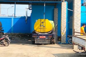 Mobil tangki Perumda Air Minum Tirta Jaya Mandiri Kabupaten Sukabumi menyalurkan bantuan air bersih kepada warga yang mengalami kesulitan mendapatkan pasokan air.