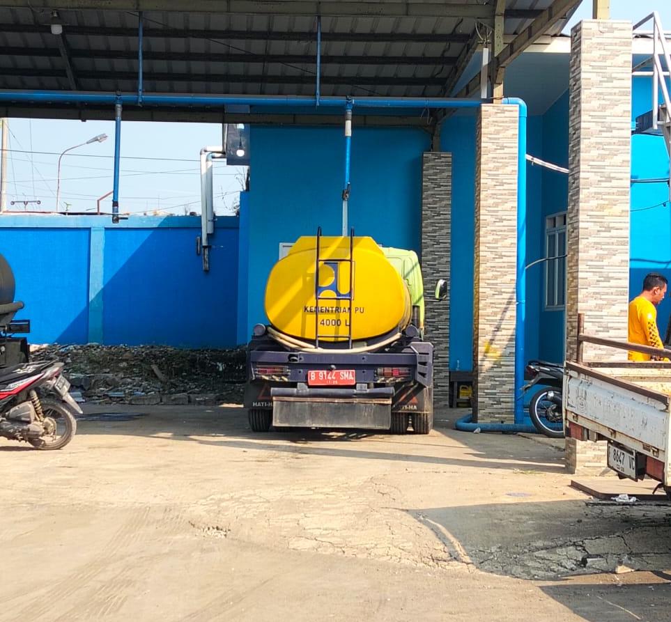 Mobil tangki Perumda Air Minum Tirta Jaya Mandiri Kabupaten Sukabumi menyalurkan bantuan air bersih kepada warga yang mengalami kesulitan mendapatkan pasokan air.