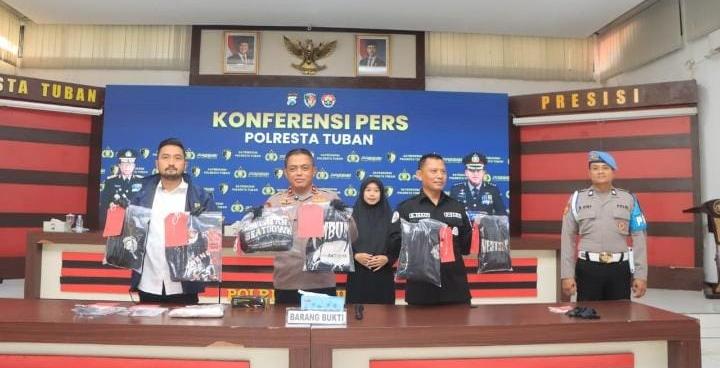 Wakapolresta Tuban memberikan keterangan pers terkait pengungkapan kasus pengeroyokan beruntun di empat lokasi.