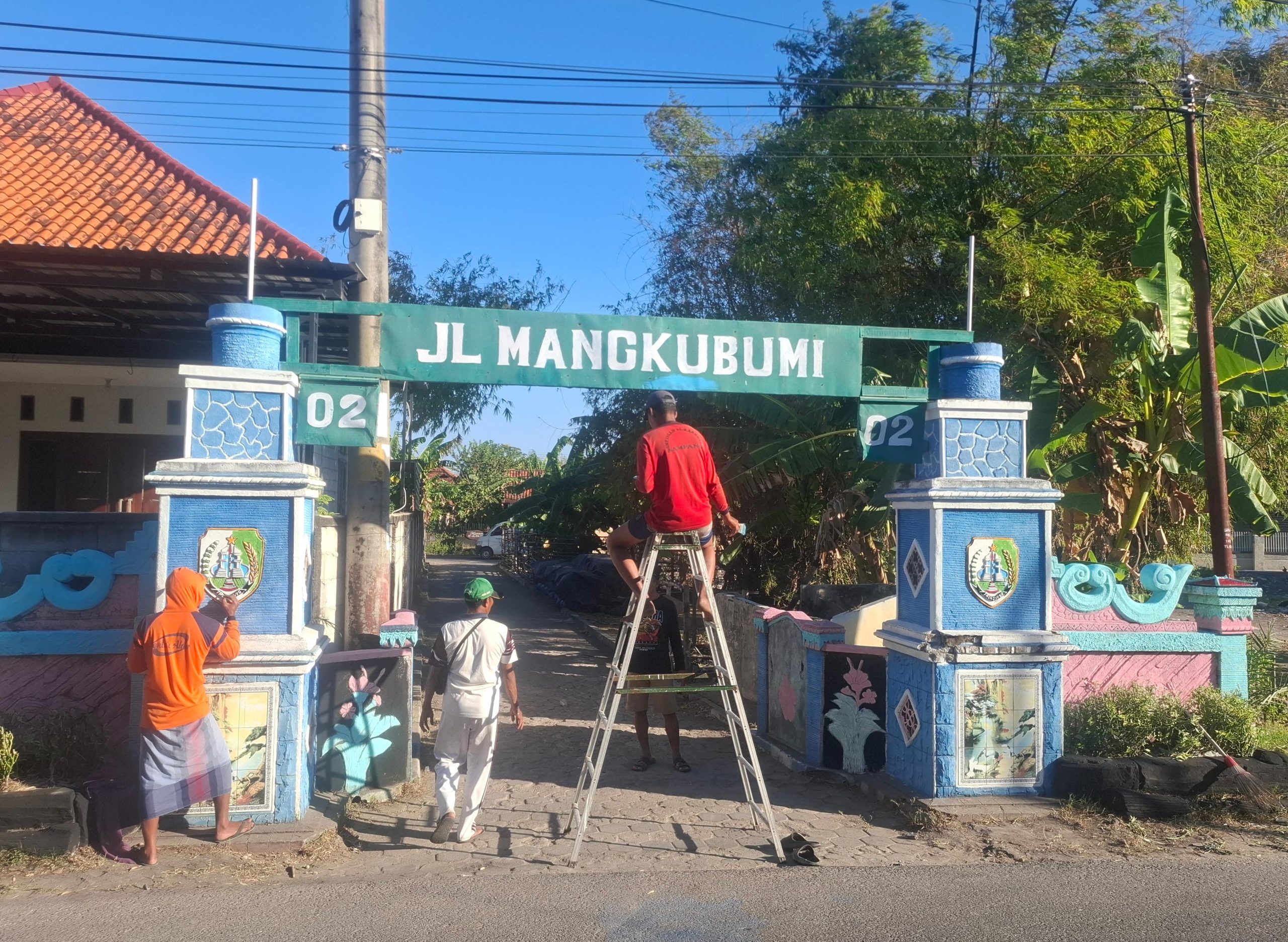Warga RT 02 RW 02 Kelurahan Polagan melakukan kerja bakti dan pengecatan gapura menjelang HUT RI Ke-81.