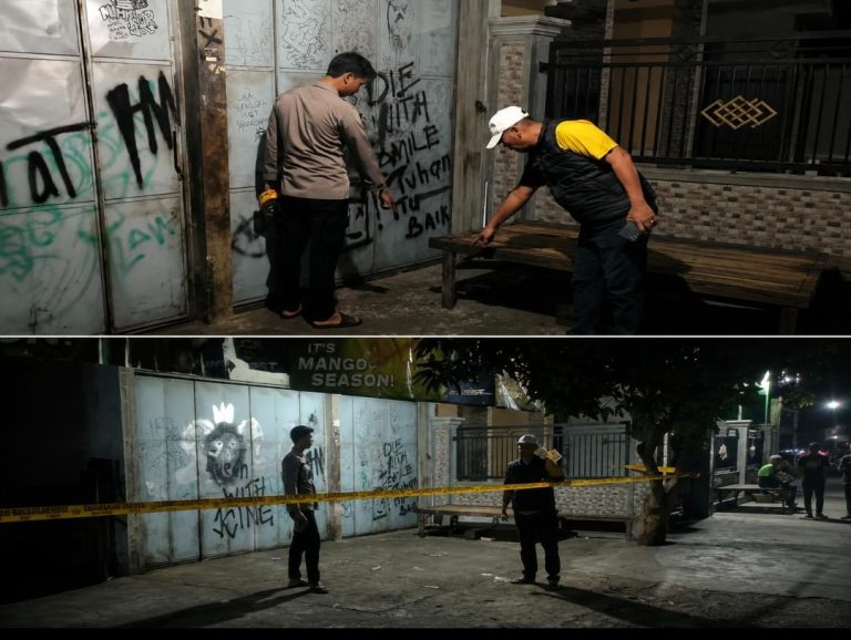 Petugas Polres Sampang menangani lokasi bentrokan berdarah tiga pria di Kecamatan Banyuates.