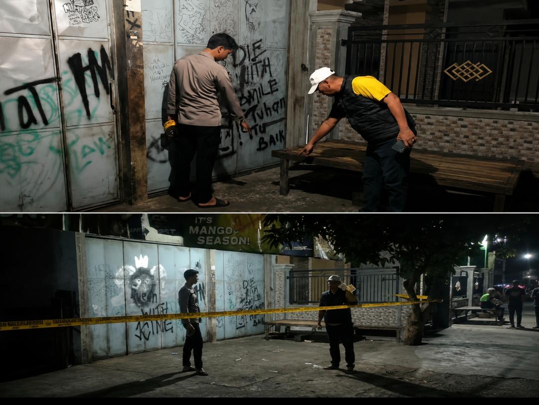 Petugas Polres Sampang menangani lokasi bentrokan berdarah tiga pria di Kecamatan Banyuates.