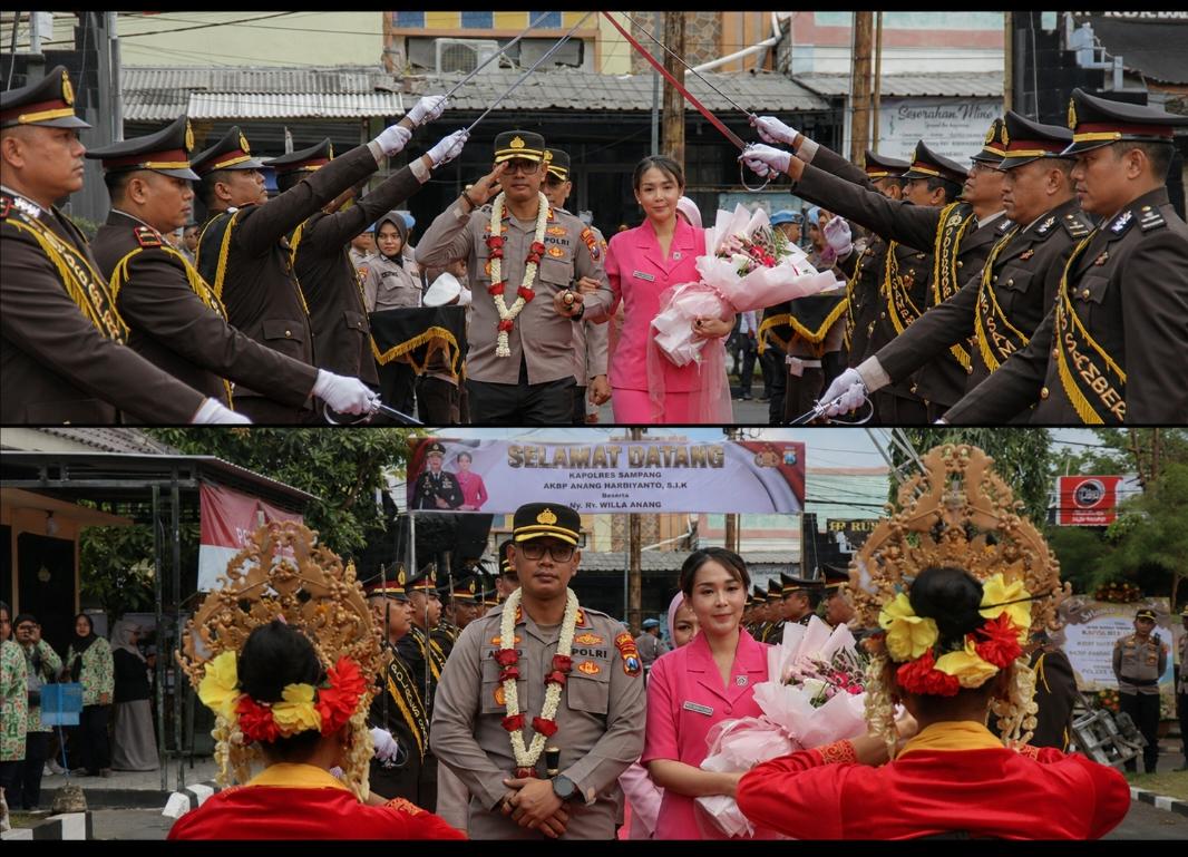 Tradisi Pedang Pora menyambut Kapolres Sampang AKBP Anang Hardiyanto di Mapolres Sampang.