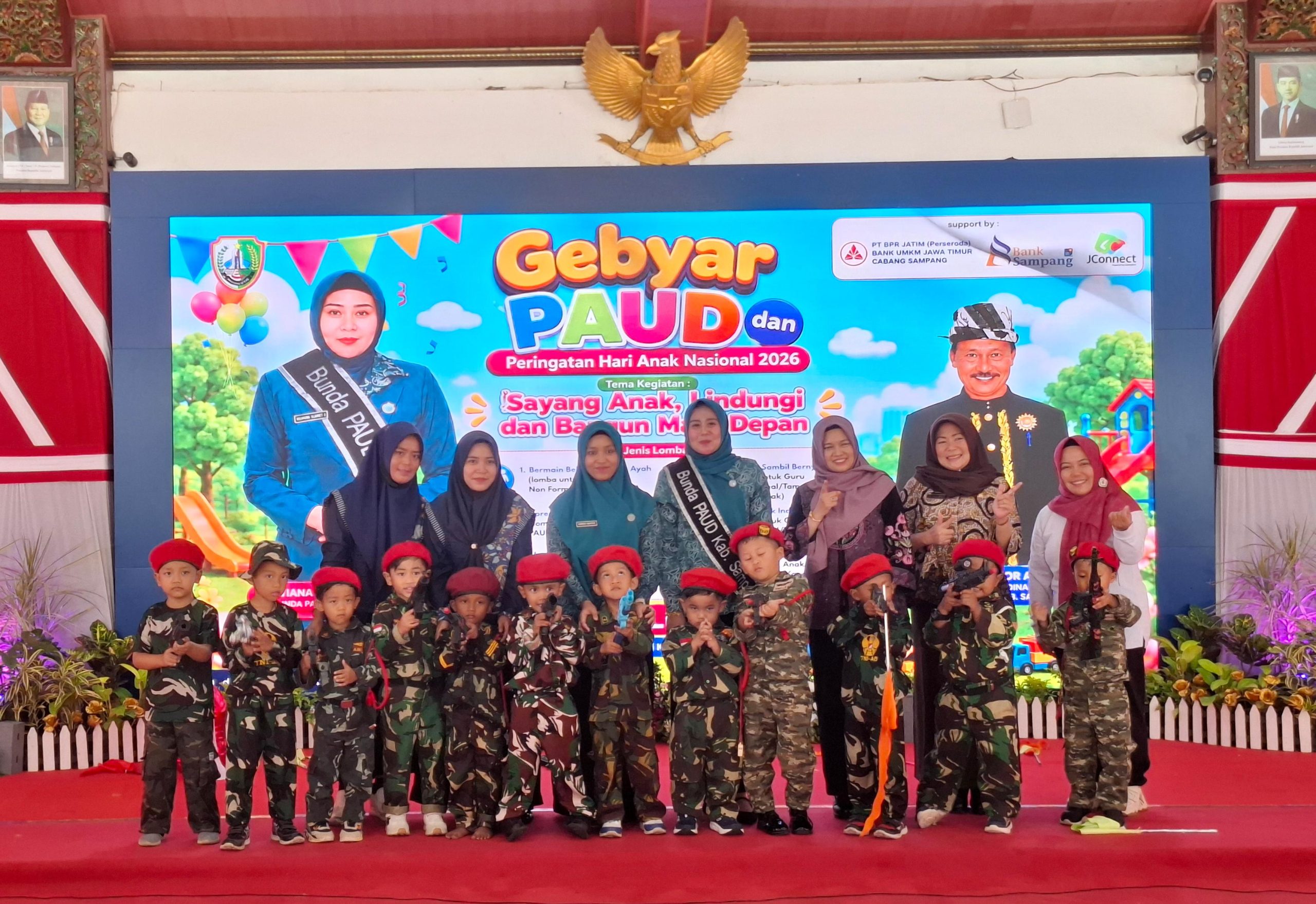 Peringatan Hari Anak Nasional 2026 di Kabupaten Sampang diwarnai deklarasi Gerakan 15 Menit Ngobrol Bersama Anak serta peluncuran sembilan PAUD Pembina.