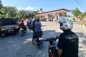 Antrean kendaraan di SPBU Banyuanyar Sampang saat mengisi BBM subsidi.