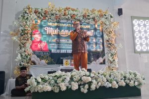 Ustadz Koko Liem menyampaikan tausiyah dalam Tabligh Akbar Maulid Nabi Muhammad SAW di Masjid Jamik Madegan Sampang