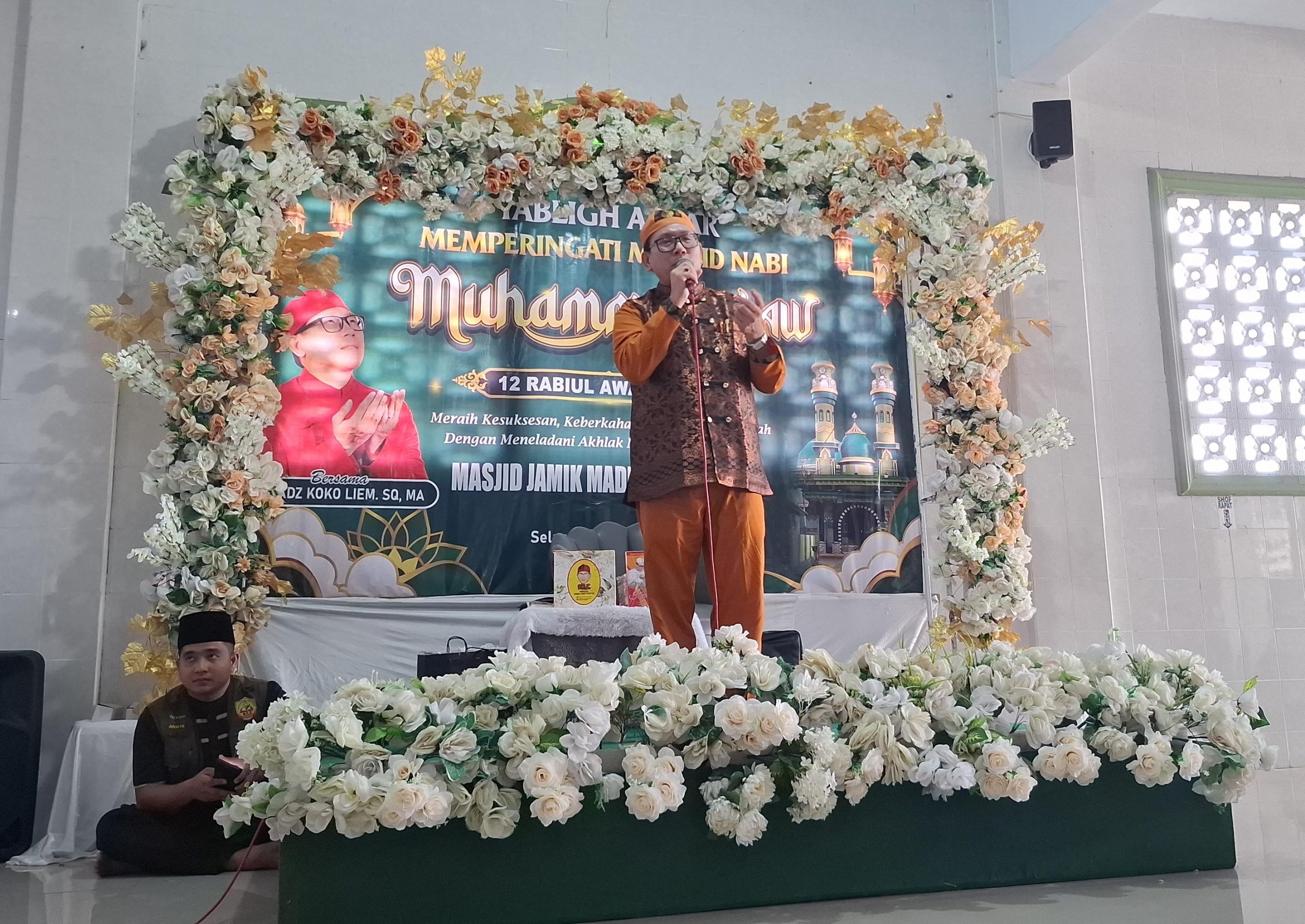 Ustadz Koko Liem menyampaikan tausiyah dalam Tabligh Akbar Maulid Nabi Muhammad SAW di Masjid Jamik Madegan Sampang