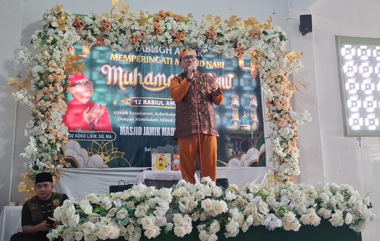 Ustadz Koko Liem memberikan tausiyah tentang sholat dan sedekah dalam Maulid Nabi di Sampang