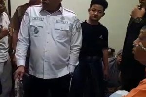 Bupati Sampang Slamet Junaidi menjenguk KH. Fattah Hajar di RSUD dr. Mohammad Zyn Sampang