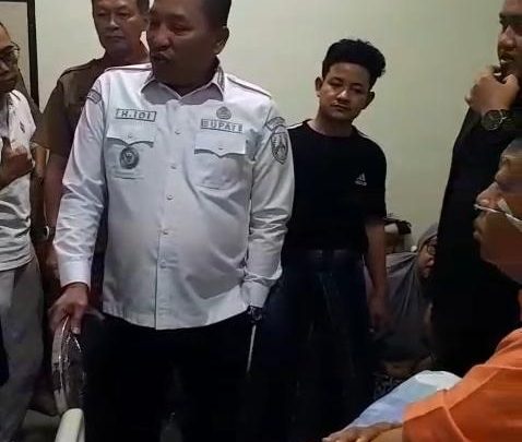 Bupati Sampang Slamet Junaidi menjenguk KH. Fattah Hajar di RSUD dr. Mohammad Zyn Sampang