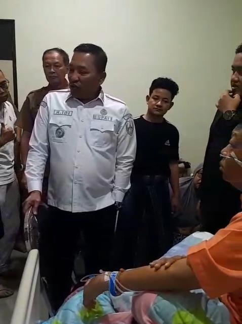 Bupati Sampang Slamet Junaidi menjenguk KH. Fattah Hajar di RSUD dr. Mohammad Zyn Sampang