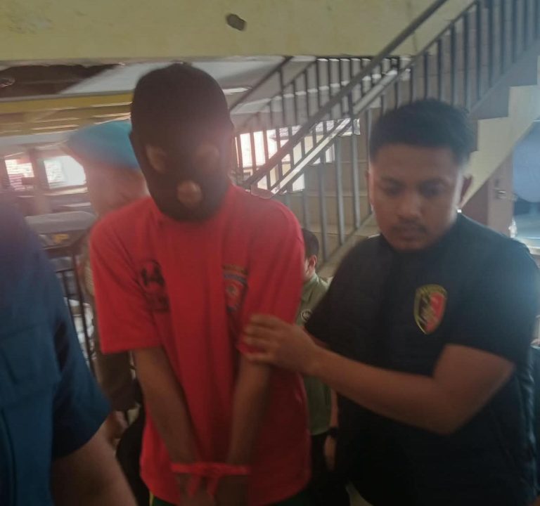 Terduga pelaku MD saat diamankan petugas Polres Sampang dalam perkara dugaan pembunuhan di Kecamatan Tambelangan